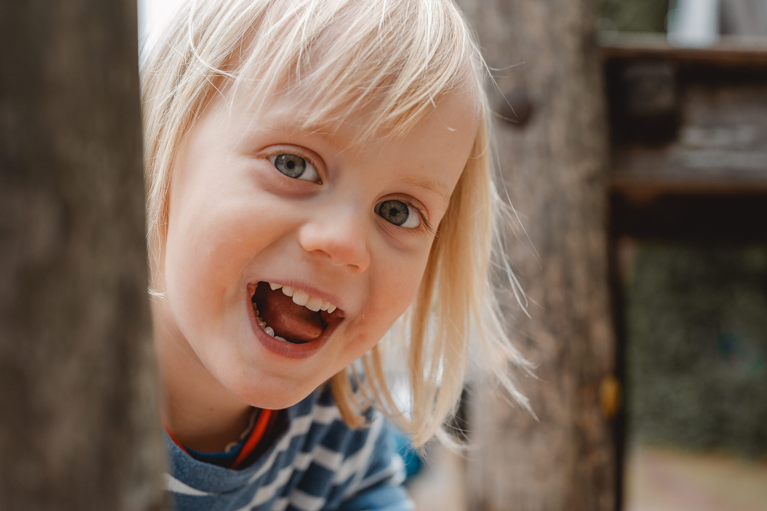 Kitafotografin Judith Sylla macht natürliche Kinderporträts im freien Spiel.
