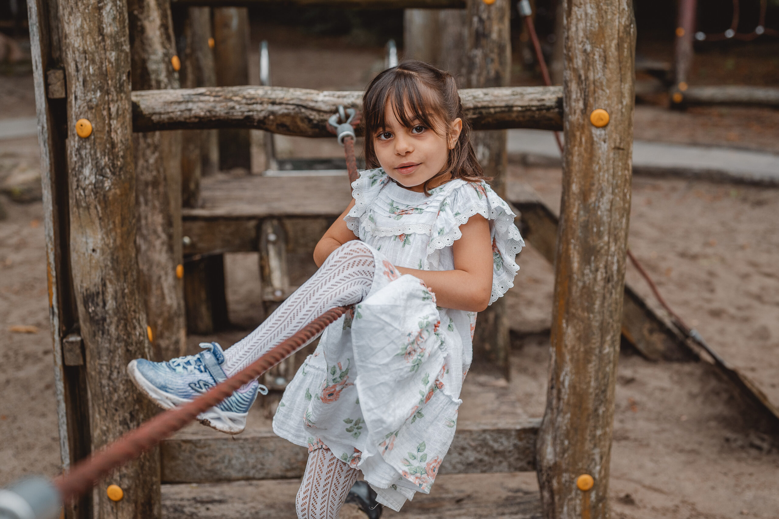 Schulfotografin in Schleswig-Holstein – Judith Sylla fotografiert Grundschulkinder im Freien.