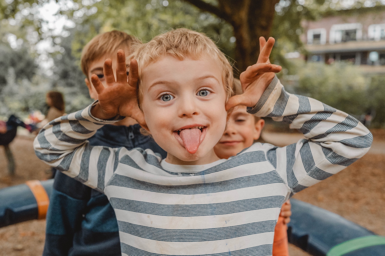 Lebendige Kindergartenfotografie in Hamburg – Judith<br />
Sylla fotografiert Kinder in ihrem vertrauten<br />
Umfeld.