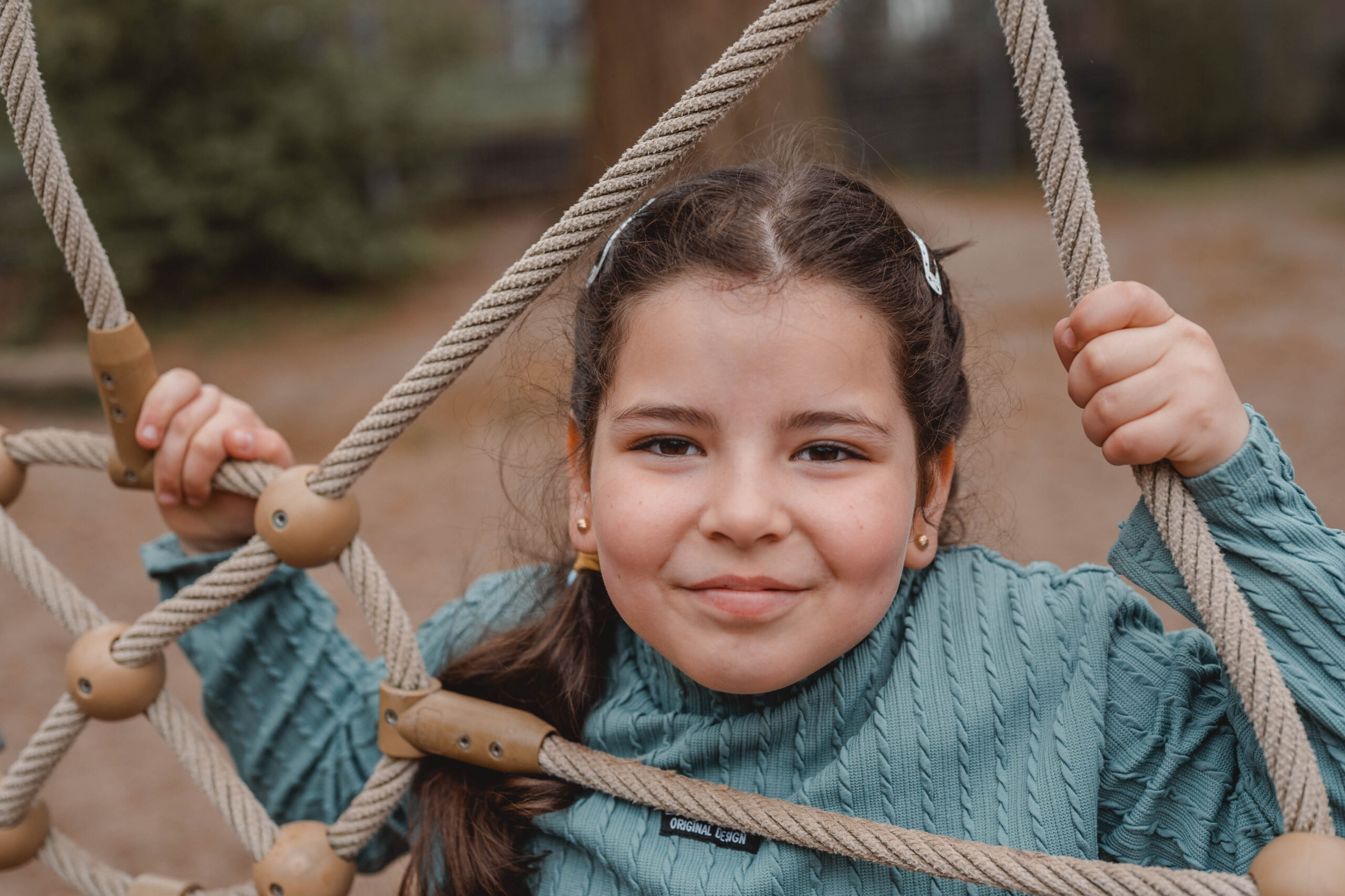 Lebendige Grundschulfotos draußen.