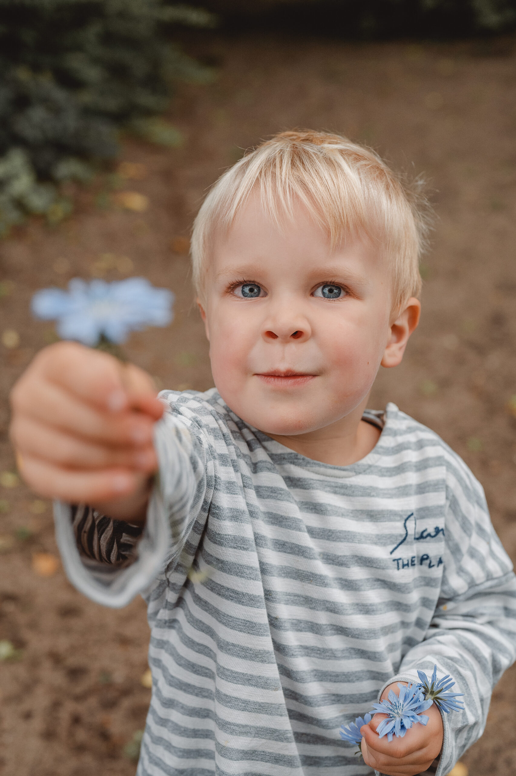 Kitafotos draussen mit Spaß und Spiel.