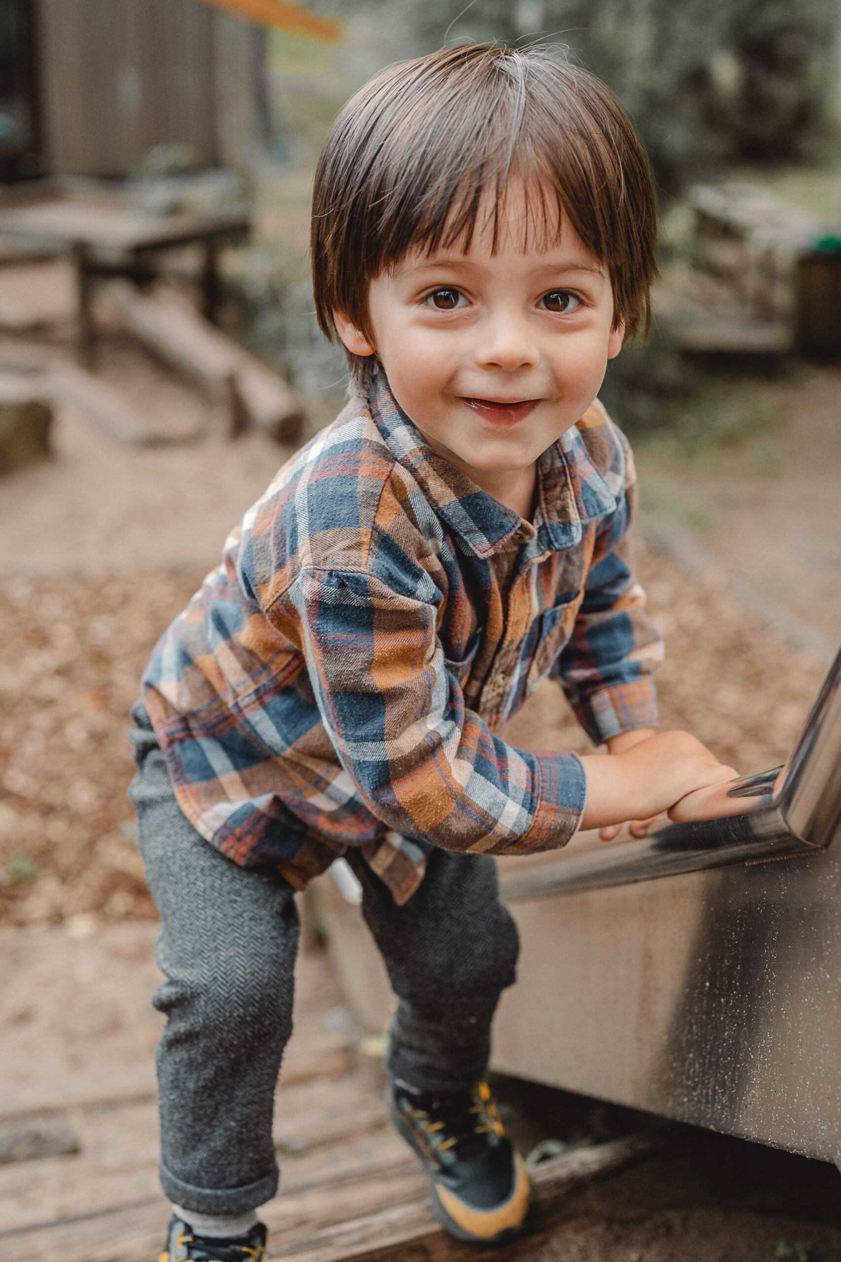 Kita-Gruppenfoto draussen mit Spaß.